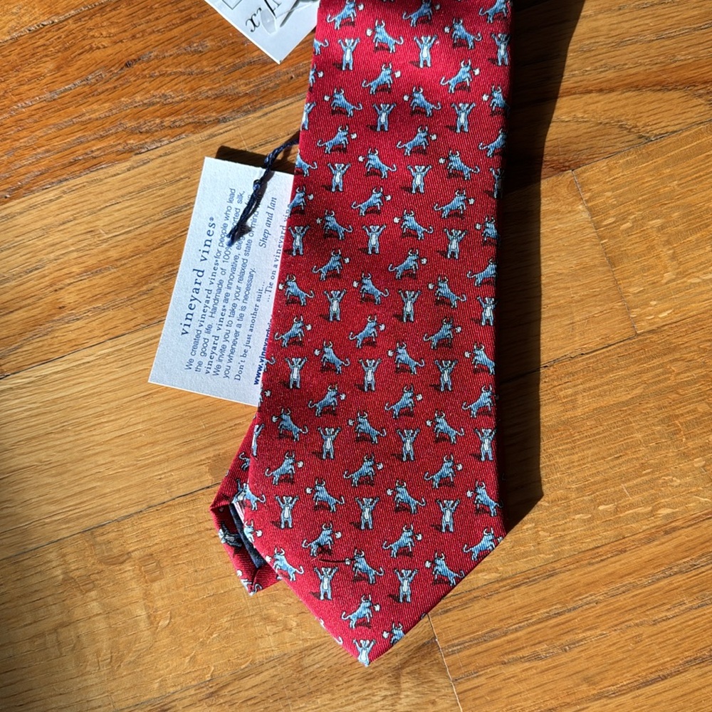Vineyard Vines Boys Silk Tie, NWT, Red bull and bear print